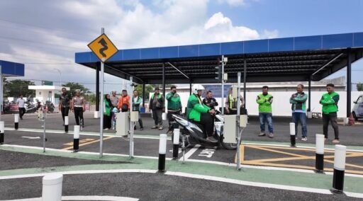 Satlantas Polres Bangkalan Mengadakan Lomba Sofety Riding Bersama Ojek Online Dalam Rangka HUT Lantas Ke,71 Satlantas Polres Bangkalan Mengadakan Lomba Sofety Riding Bersama Ojek Online Dalam Rangka HUT Lantas Ke,71