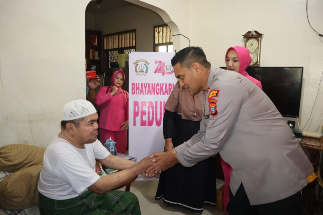 Kapolres Binjai Anjangsana dan Berikan Tali Asih kepada Personel yang Sakit Menahun Kapolres Binjai Anjangsana dan Berikan Tali Asih kepada Personel yang Sakit Menahun