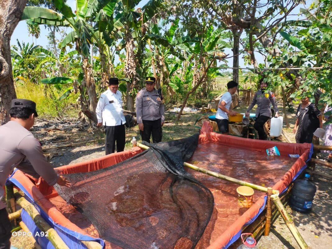 Tanggap Darurat Kekeringan, Polres Bojonegoro Pasok Air Bersih Ke Kecamatan Dander Tanggap Darurat Kekeringan, Polres Bojonegoro Pasok Air Bersih Ke Kecamatan Dander