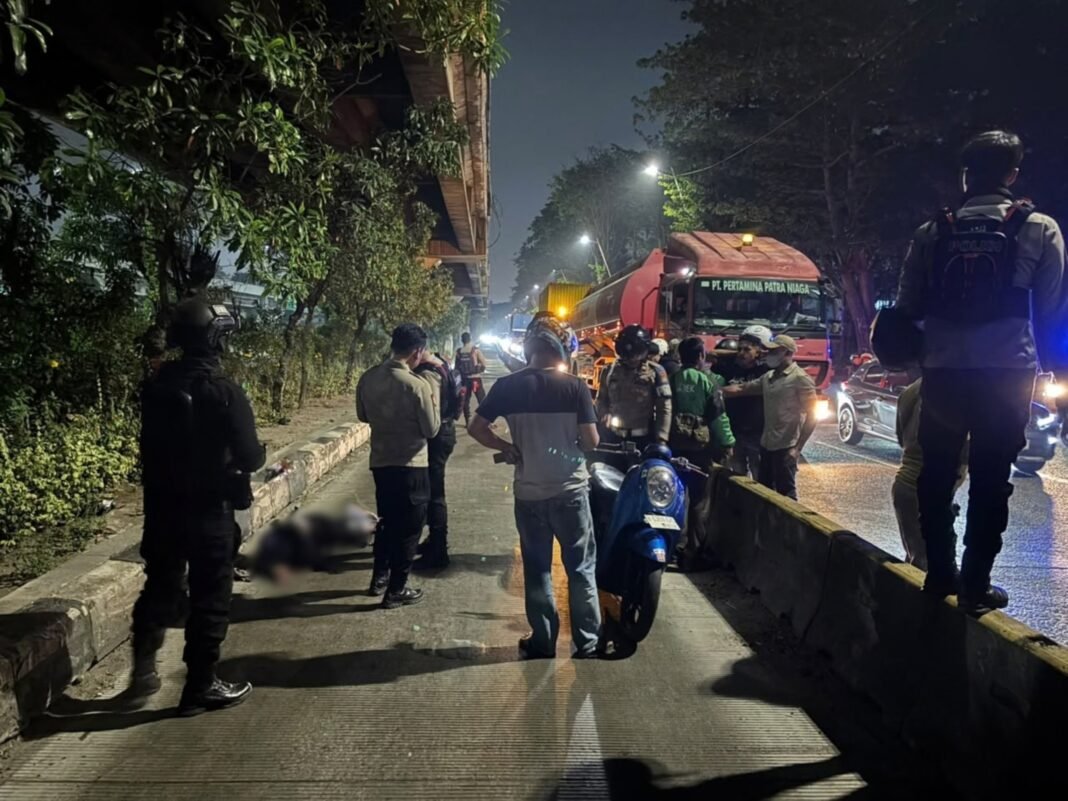 *Brimob Metro Jaya Evakuasi Korban Laka di Jalur Trans Jakarta* *Brimob Metro Jaya Evakuasi Korban Laka di Jalur Trans Jakarta*