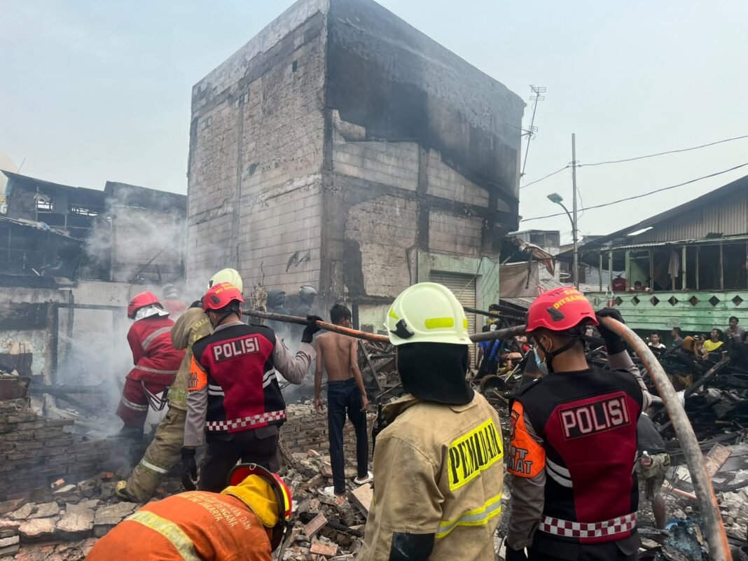 Polda Metro Jaya Buka Dapur Lapangan untuk Warga Terdampak Kebakaran Kampung Muka Polda Metro Jaya Buka Dapur Lapangan untuk Warga Terdampak Kebakaran Kampung Muka