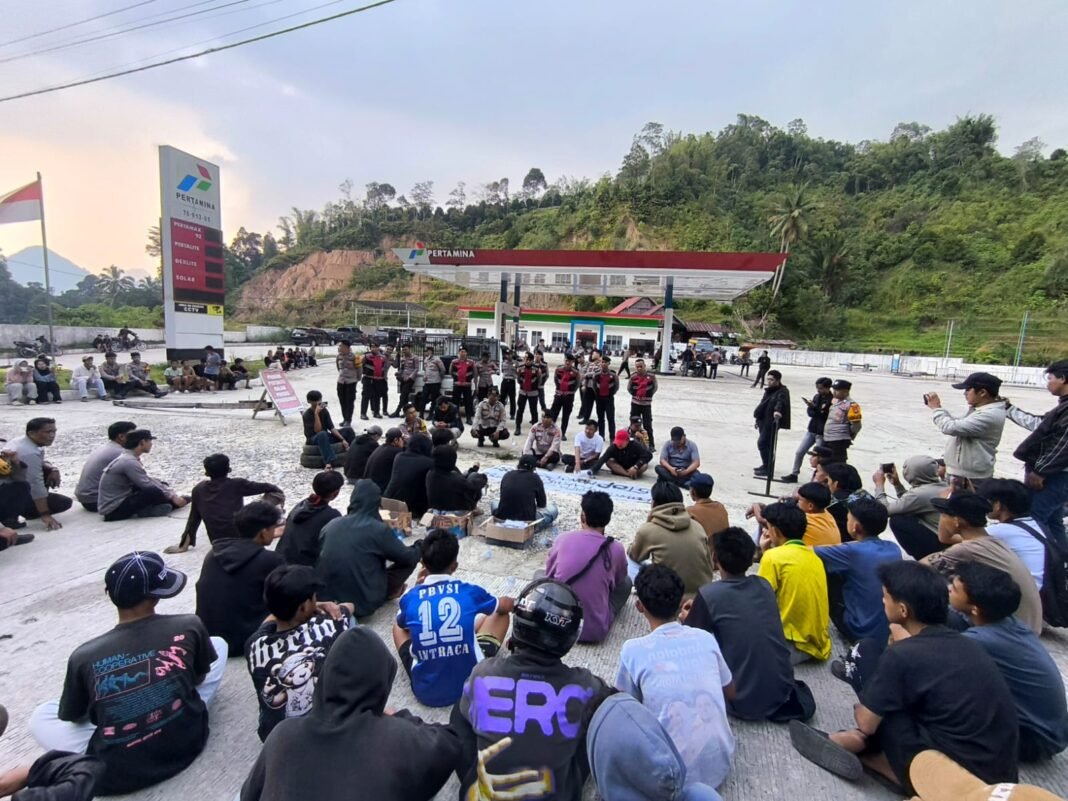 Rakyat Mambi Menjerit! Massa Kepung SPBU Takurimbi, Desak Dugaan Mafia BBM Dibongkar Rakyat Mambi Menjerit! Massa Kepung SPBU Takurimbi, Desak Dugaan Mafia BBM Dibongkar