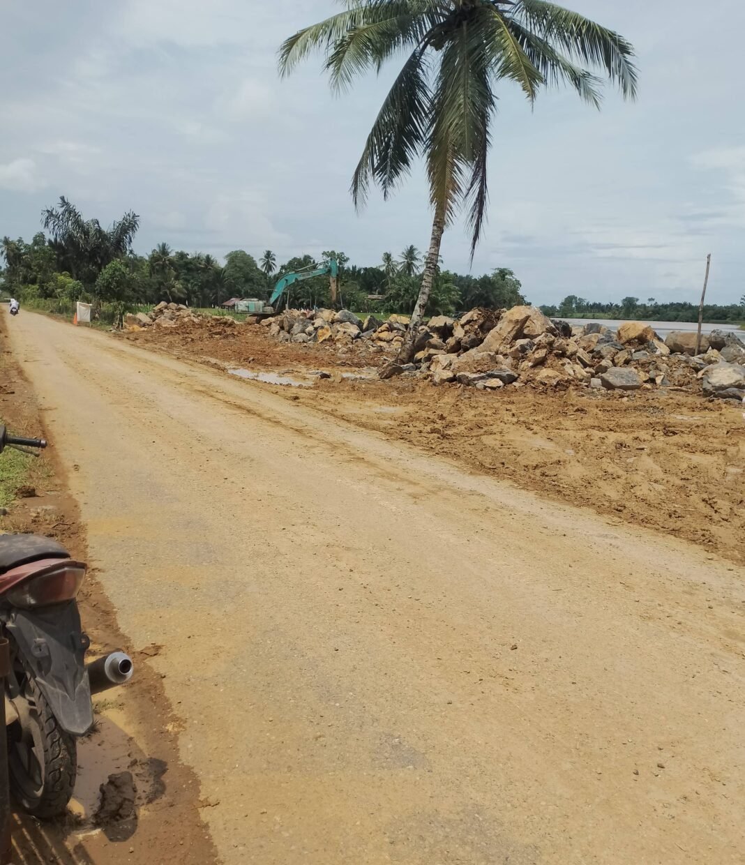 Warga Minta Pelaksana Proyek Tanggul Batu Gajah Bersihkan Sisa Tanah di Aspal,Warga: Rawan Kecelakaan Warga Minta Pelaksana Proyek Tanggul Batu Gajah Bersihkan Sisa Tanah di Aspal,Warga: Rawan Kecelakaan