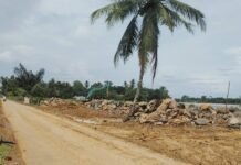 Warga Minta Pelaksana Proyek Tanggul Batu Gajah Bersihkan Sisa Tanah di Aspal,Warga: Rawan Kecelakaan
