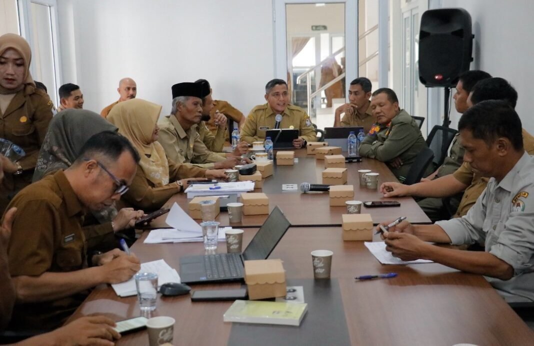 Bupati Aceh Barat di Wakili Sekda Dr.Kurdi Pimpin Rapat Intervensi Realisasi TKD Bersama Sejumlah Dinas Bupati Aceh Barat di Wakili Sekda Dr.Kurdi Pimpin Rapat Intervensi Realisasi TKD Bersama Sejumlah Dinas