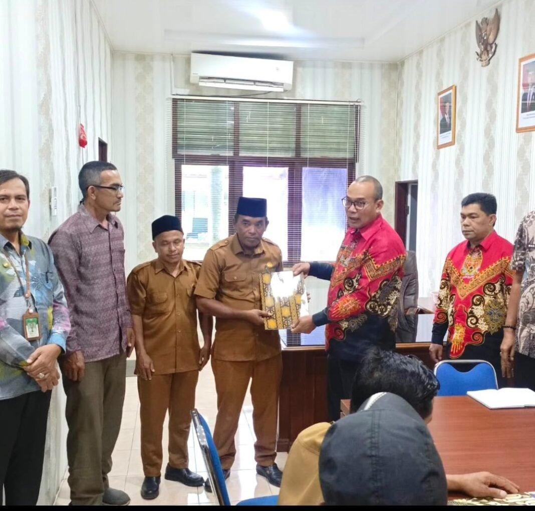 Bupati Aceh Barat Tarmizi, Kembali Aktifkan Keuchik Tuwi Eumpek,Setelah Melunasi Temuan Inspektorat Bupati Aceh Barat Tarmizi, Kembali Aktifkan Keuchik Tuwi Eumpek,Setelah Melunasi Temuan Inspektorat