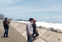 Banjir Rob di Gampong Ujong Kalak dan Pasir, Camat Johan Pahlawan Datang ke Lokasi