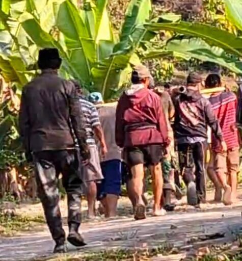 Potret Pilu Kemanusiaan di Mamasa: Nyawa Bertaruh di Atas Tandu, Tempuh 20 KM Jalan Rusak demi Berobat Potret Pilu Kemanusiaan di Mamasa: Nyawa Bertaruh di Atas Tandu, Tempuh 20 KM Jalan Rusak demi Berobat