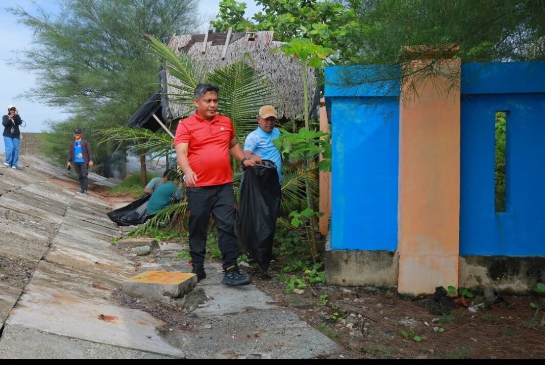 Jelang HUT Kota Meulaboh Sekda Dr Kurdi Pimpin Gotong Royong Bersama ASN Dalam Rangka Gerakan Indonesia ASRI, Jelang HUT Kota Meulaboh Sekda Dr Kurdi Pimpin Gotong Royong Bersama ASN Dalam Rangka Gerakan Indonesia ASRI,
