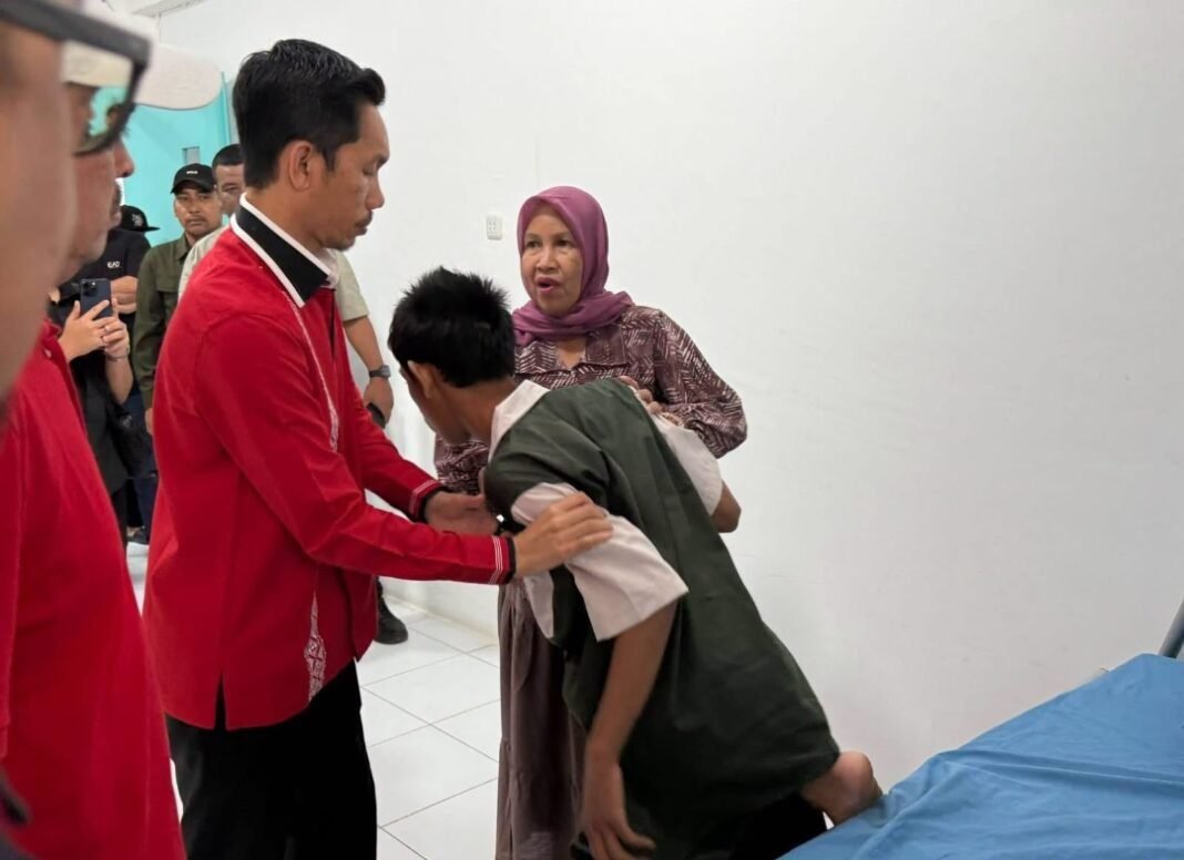 Bupati Aceh Barat Antar Langsung Akbar ke RSJ Banda Aceh, Tarmizi,Kita Berharap Orang Tuanya Tenang Bupati Aceh Barat Antar Langsung Akbar ke RSJ Banda Aceh, Tarmizi,Kita Berharap Orang Tuanya Tenang