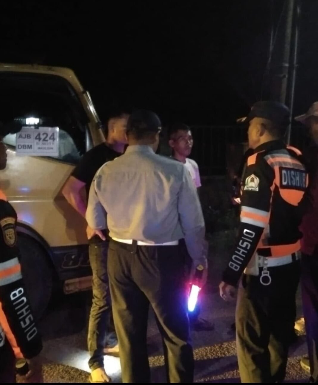 Nekat Melintasi Jalan Tanpa Izin,Petugas Berhentikan Truk Pengangkut Batu Bara Nekat Melintasi Jalan Tanpa Izin,Petugas Berhentikan Truk Pengangkut Batu Bara