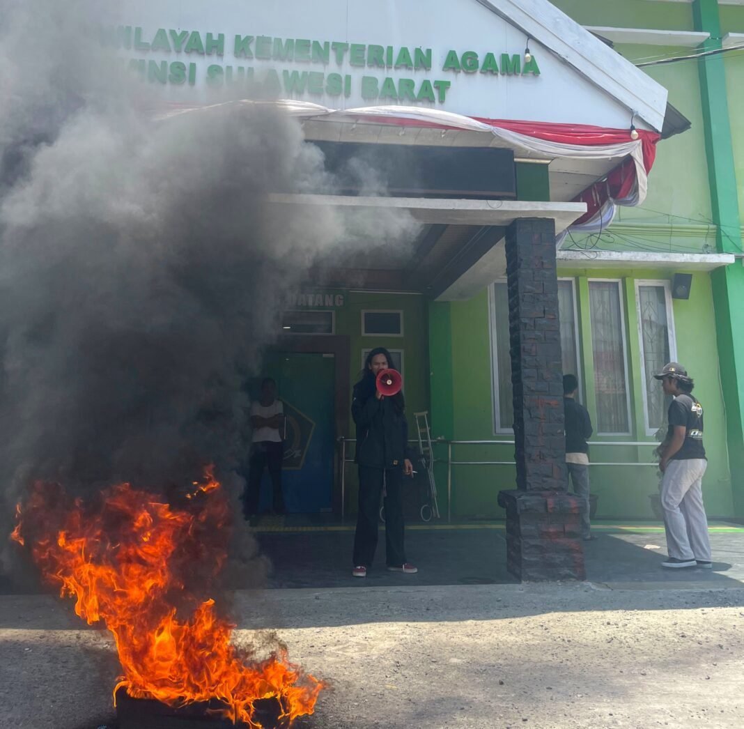 Menag Kunjungi Sulbar, Aktivis Minta Jangan Tutup Mata soal Dugaan Persoalan di Lingkungan Kemenag Menag Kunjungi Sulbar, Aktivis Minta Jangan Tutup Mata soal Dugaan Persoalan di Lingkungan Kemenag