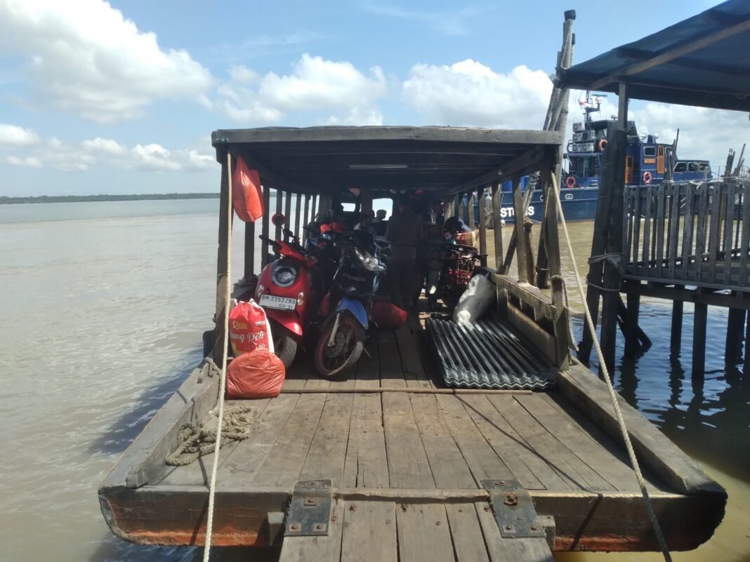 Diduga kempang yang bermuatan bahan bangunan dapat membahayakan penumpang, Diduga kempang yang bermuatan bahan bangunan dapat membahayakan penumpang,