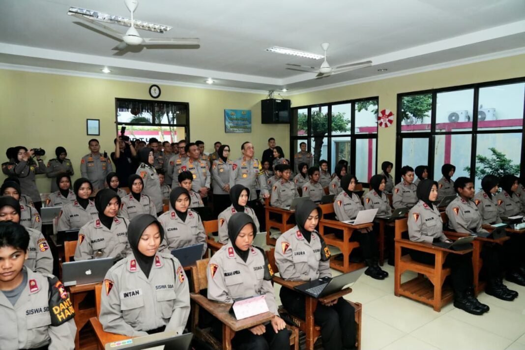 *Wakapolri Dorong Sepolwan Naik Level: Cara Belajar Berubah, Polwan Disiapkan Hadapi Tantangan Modern* *Wakapolri Dorong Sepolwan Naik Level: Cara Belajar Berubah, Polwan Disiapkan Hadapi Tantangan Modern*