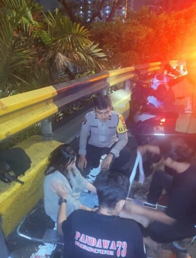 *Laporan 110, Polisi Evakuasi Dua Korban Kecelakaan Tunggal di Flyover Senayan* *Laporan 110, Polisi Evakuasi Dua Korban Kecelakaan Tunggal di Flyover Senayan*