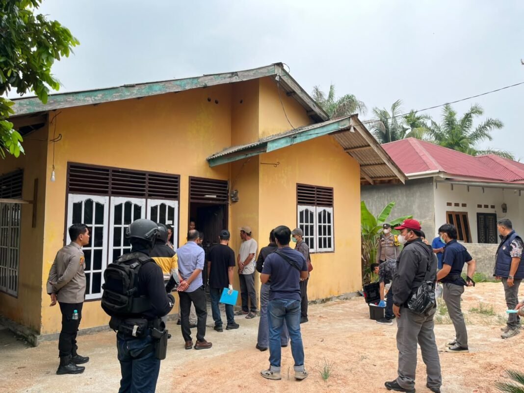 Densus 88 Tangkap 11 Tersangka Terorisme, Ada Temuan Latihan Tembak* Densus 88 Tangkap 11 Tersangka Terorisme, Ada Temuan Latihan Tembak*