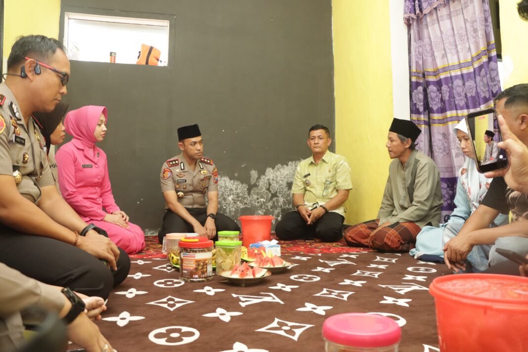 Kapolres Pasuruan Takziah Ke Rumah Duka Korban Pembunuhan Prigen,, Tegaskan Komitmen Penanganan Secara adil Kapolres Pasuruan Takziah Ke Rumah Duka Korban Pembunuhan Prigen,, Tegaskan Komitmen Penanganan Secara adil