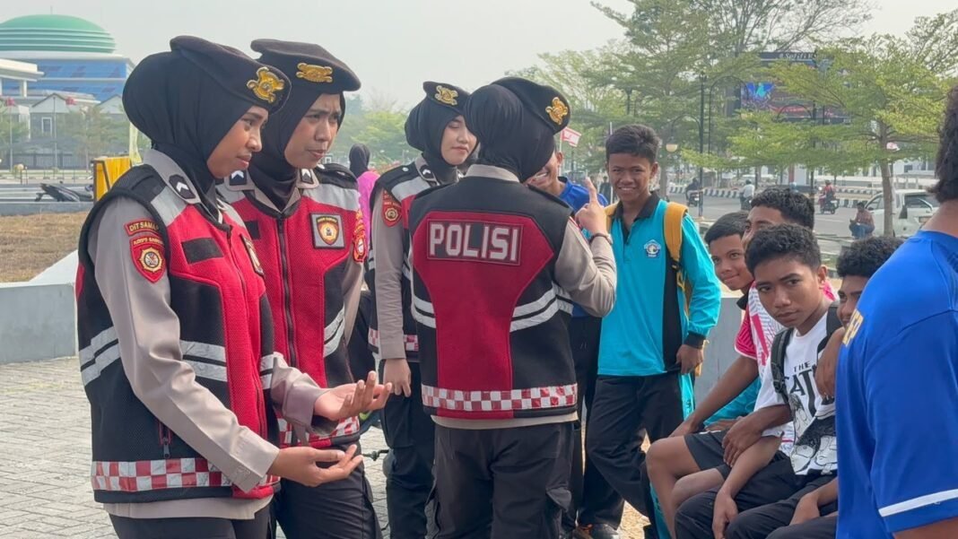 Polwan Polda Malut Dekatkan Diri dengan Warga Lewat Patroli Dialogis Polwan Polda Malut Dekatkan Diri dengan Warga Lewat Patroli Dialogis