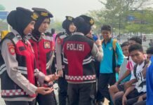 Polwan Polda Malut Dekatkan Diri dengan Warga Lewat Patroli Dialogis