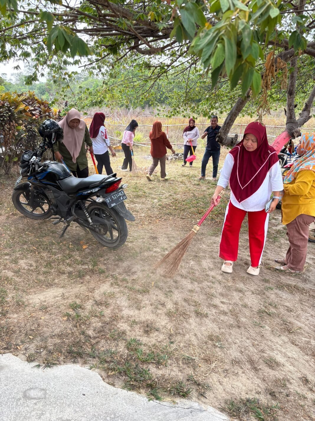 Rutin Jaga Kebersihan, Camat Andoolo Barat Muhammad Sofyan Mansyah, ST Pimpin Kurvey Minggu ke-3 Oktober 2026 Rutin Jaga Kebersihan, Camat Andoolo Barat Muhammad Sofyan Mansyah, ST Pimpin Kurvey Minggu ke-3 Oktober 2026