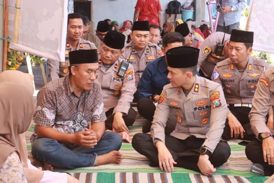 Kapolres Probolinggo Kota Takziah Ke Rumah Korban Karhutla Bromo, Beri Dukungan Moril dan Tali Asih Kapolres Probolinggo Kota Takziah Ke Rumah Korban Karhutla Bromo, Beri Dukungan Moril dan Tali Asih