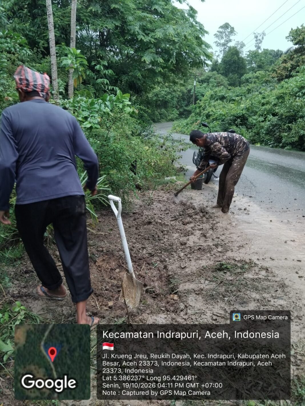 Di bawah guyuran hujan ,Team Trandis Indrapuri Berhasil Tuntaskan pekerjaan pipa bocor Di bawah guyuran hujan ,Team Trandis Indrapuri Berhasil Tuntaskan pekerjaan pipa bocor