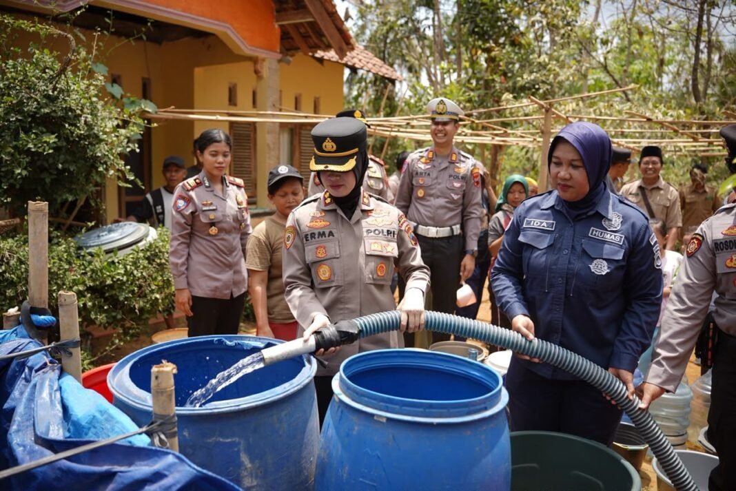 TERKAIT KRISIS AIR BERSIH POLRES PURWOREJO BERGERAK CEPAT MEMBERIKAN BANTUAN AIR BERSIH DI TERKAIT KRISIS AIR BERSIH POLRES PURWOREJO BERGERAK CEPAT MEMBERIKAN BANTUAN AIR BERSIH DI
