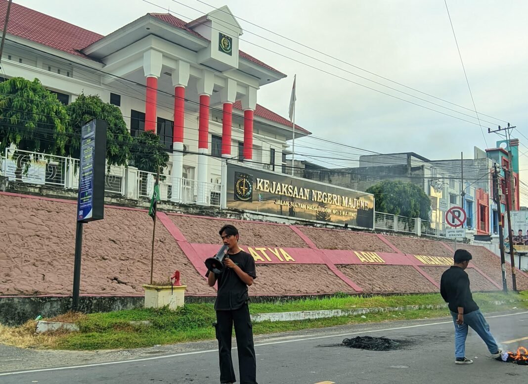 Rp3,61 Miliar Jadi Sorotan! HMMI Sulselbar Desak Kejari Majene Bongkar Dugaan Penyimpangan di PUPR Rp3,61 Miliar Jadi Sorotan! HMMI Sulselbar Desak Kejari Majene Bongkar Dugaan Penyimpangan di PUPR