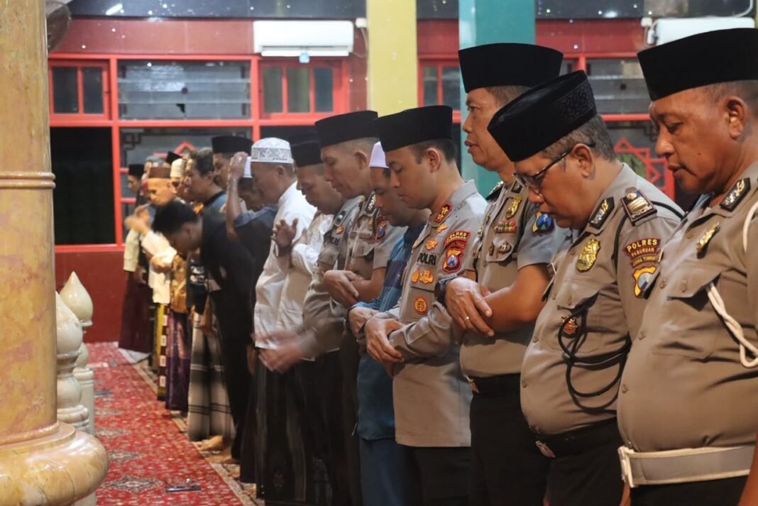 Kapolres Pasuruan Ajak Warga Jaga Kamtibmas Lewat Subuh Keliling di Masjid Cheng Hoo Kapolres Pasuruan Ajak Warga Jaga Kamtibmas Lewat Subuh Keliling di Masjid Cheng Hoo