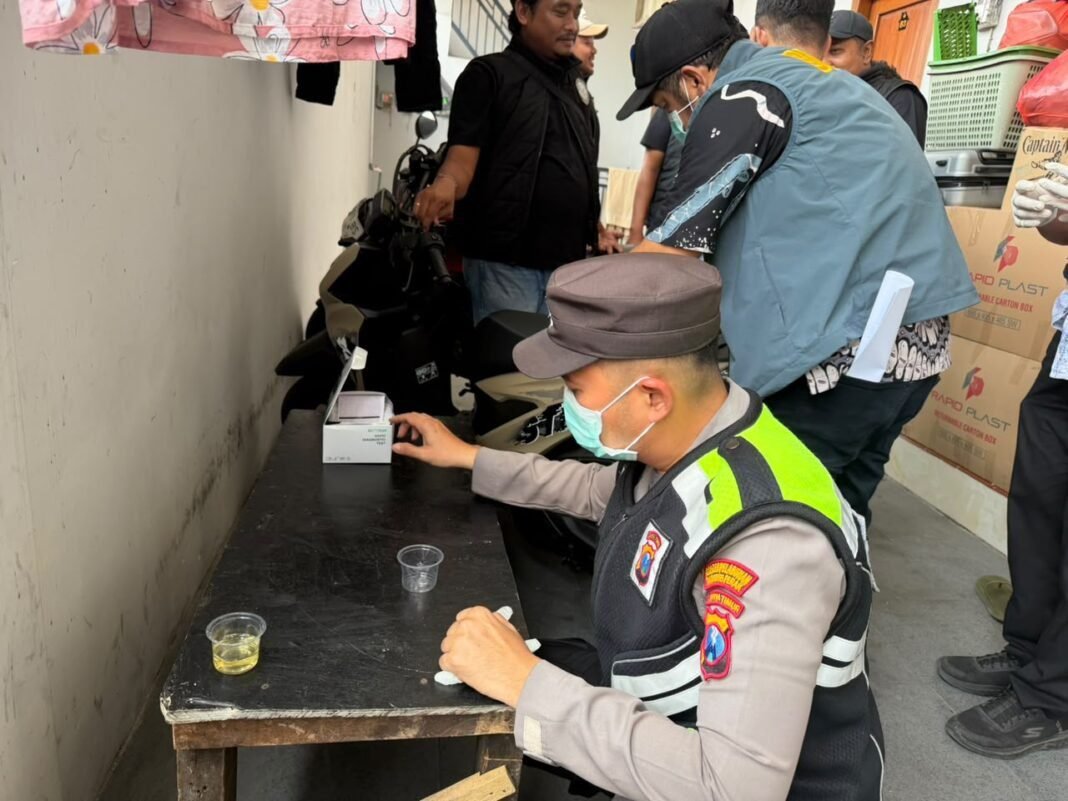 Tekan Peredaran Narkotika, Polres Pelabuhan Tanjung Perak Gelar KRYD Sasar Rumah Kos Tekan Peredaran Narkotika, Polres Pelabuhan Tanjung Perak Gelar KRYD Sasar Rumah Kos