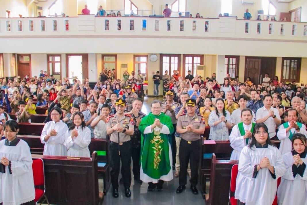 Minggu Kasih Kapolri, Kapolres Pasuruan Pererat Silaturahmi Dengan Jemaat Gereja Santa Theresia Pandaan Minggu Kasih Kapolri, Kapolres Pasuruan Pererat Silaturahmi Dengan Jemaat Gereja Santa Theresia Pandaan