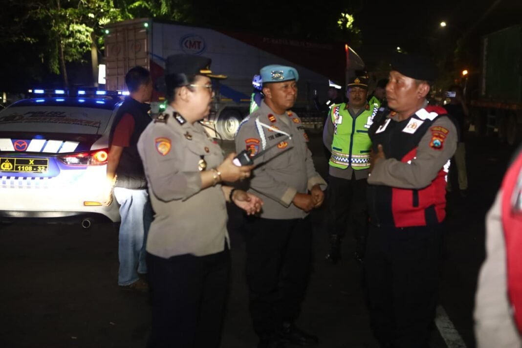 Polres Pelabuhan Tanjung Perak Gelar Patroli Skala Besar Antisipasi Gangster Dan Balap Liar Polres Pelabuhan Tanjung Perak Gelar Patroli Skala Besar Antisipasi Gangster Dan Balap Liar