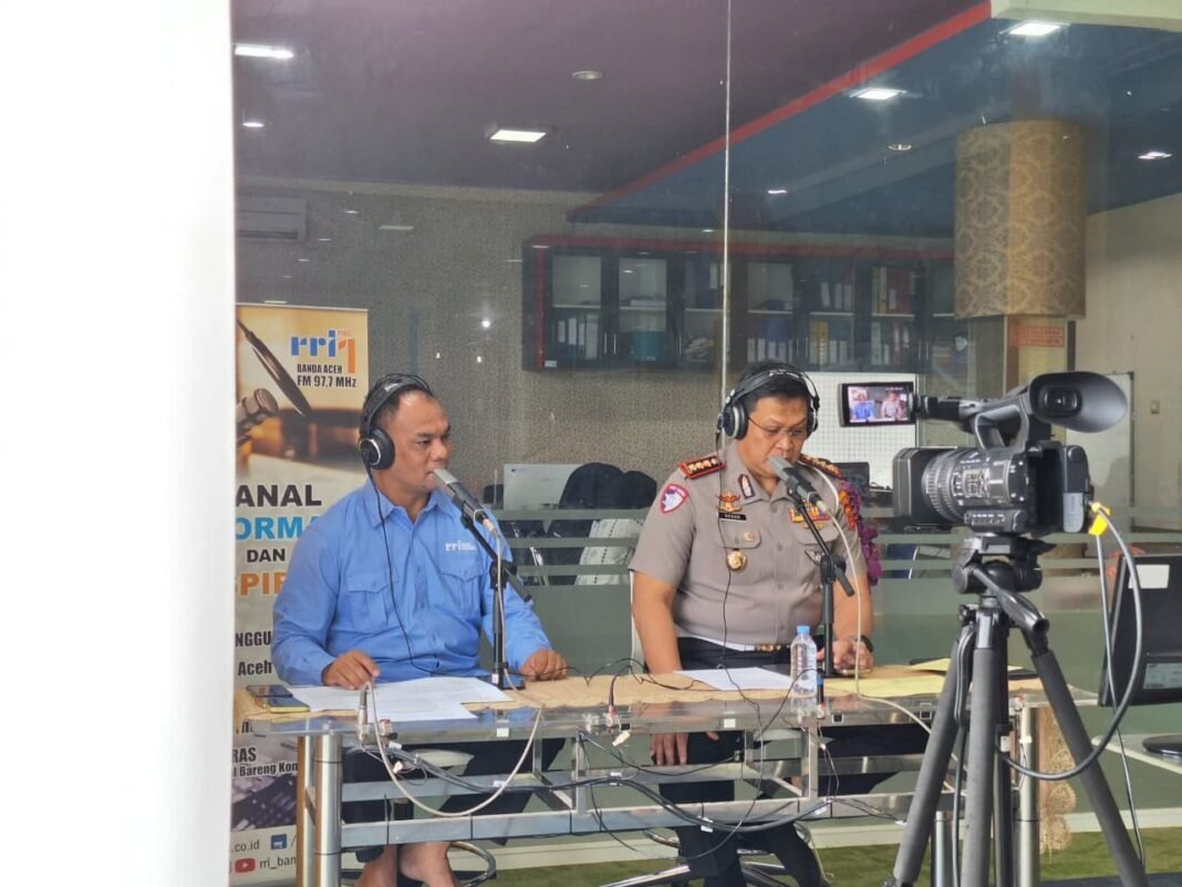 Dialog di RRI Banda Aceh, Dirlantas Polda Aceh Ajak Pengguna Jalan Utamakan Keselamatan Dialog di RRI Banda Aceh, Dirlantas Polda Aceh Ajak Pengguna Jalan Utamakan Keselamatan