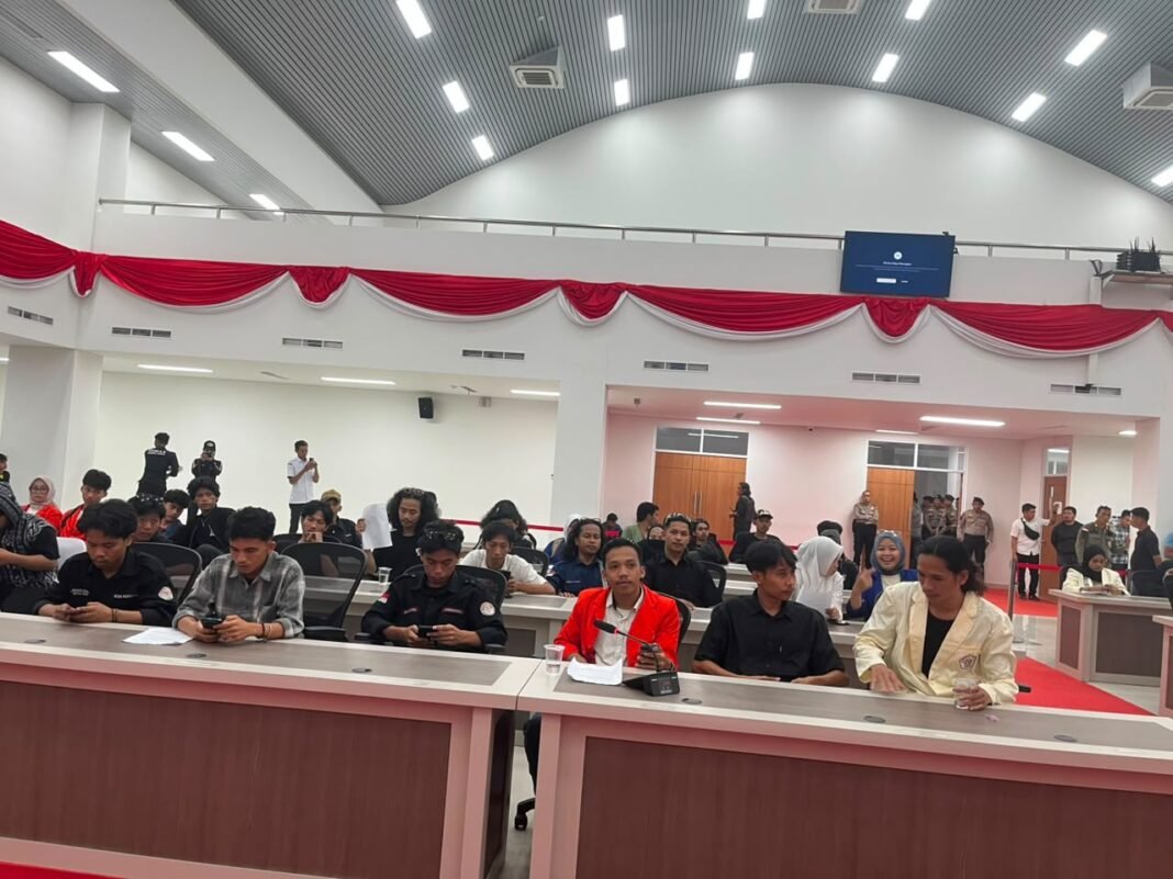 Gedor Ruang Paripurna DPRD Sulbar, Aliansi BEM Desak 13 Tuntutan Nasional dan Daerah Ditindaklanjuti Gedor Ruang Paripurna DPRD Sulbar, Aliansi BEM Desak 13 Tuntutan Nasional dan Daerah Ditindaklanjuti