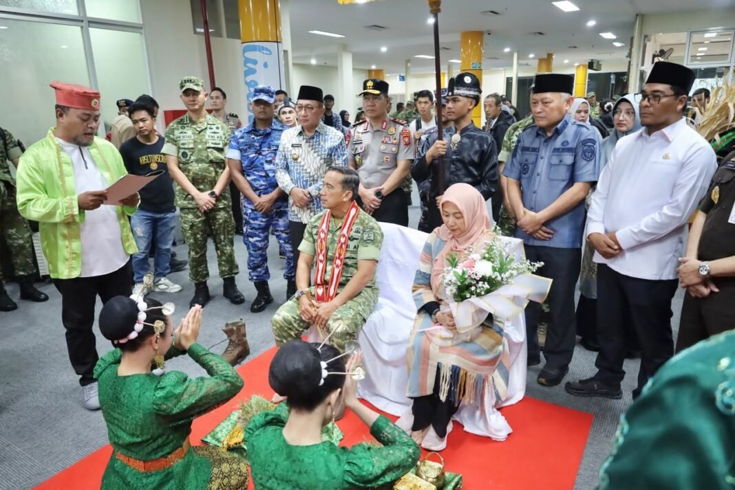 Kapolda Maluku Utara Hadiri Penjemputan dan Penyambutan Pangdam XXVIII/Moloku Kie Raha* Â Kapolda Maluku Utara Hadiri Penjemputan dan Penyambutan Pangdam XXVIII/Moloku Kie Raha* Â