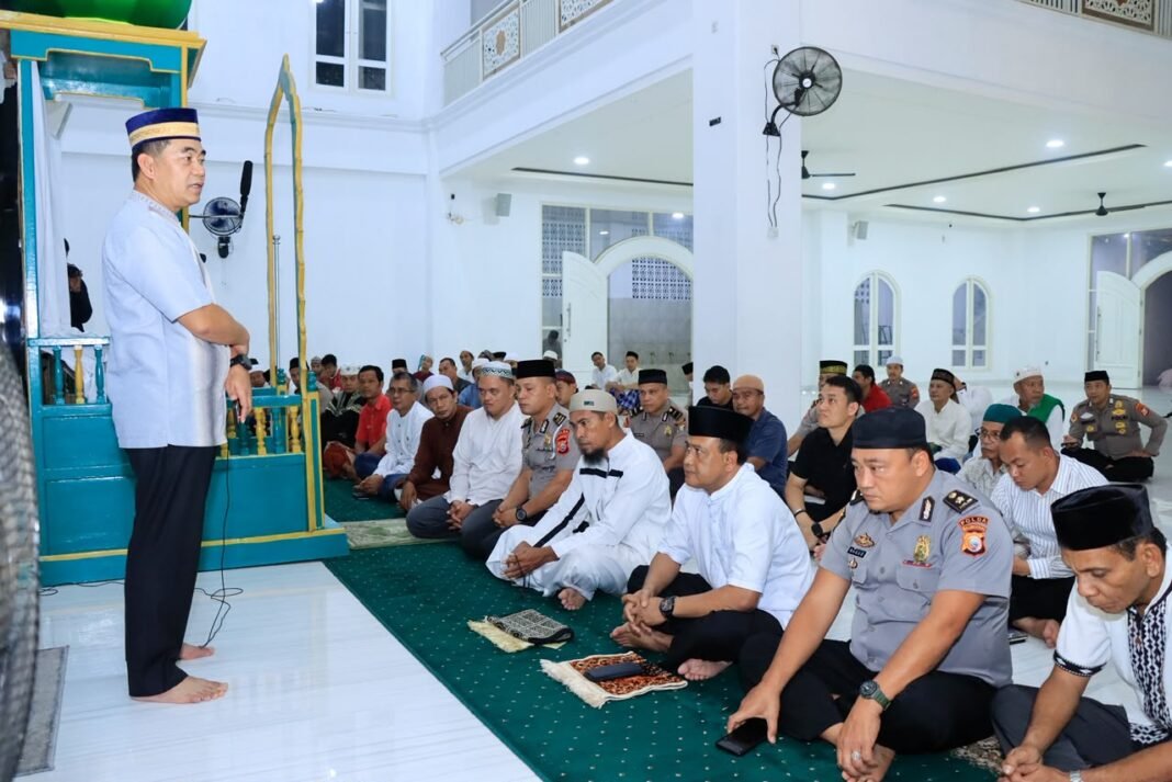 Kapolda Maluku Utara Ajak Masyarakat Jaga Kerukunan Lewat Subuh Keliling di Masjid Nurul Fatah Bastiong Kapolda Maluku Utara Ajak Masyarakat Jaga Kerukunan Lewat Subuh Keliling di Masjid Nurul Fatah Bastiong