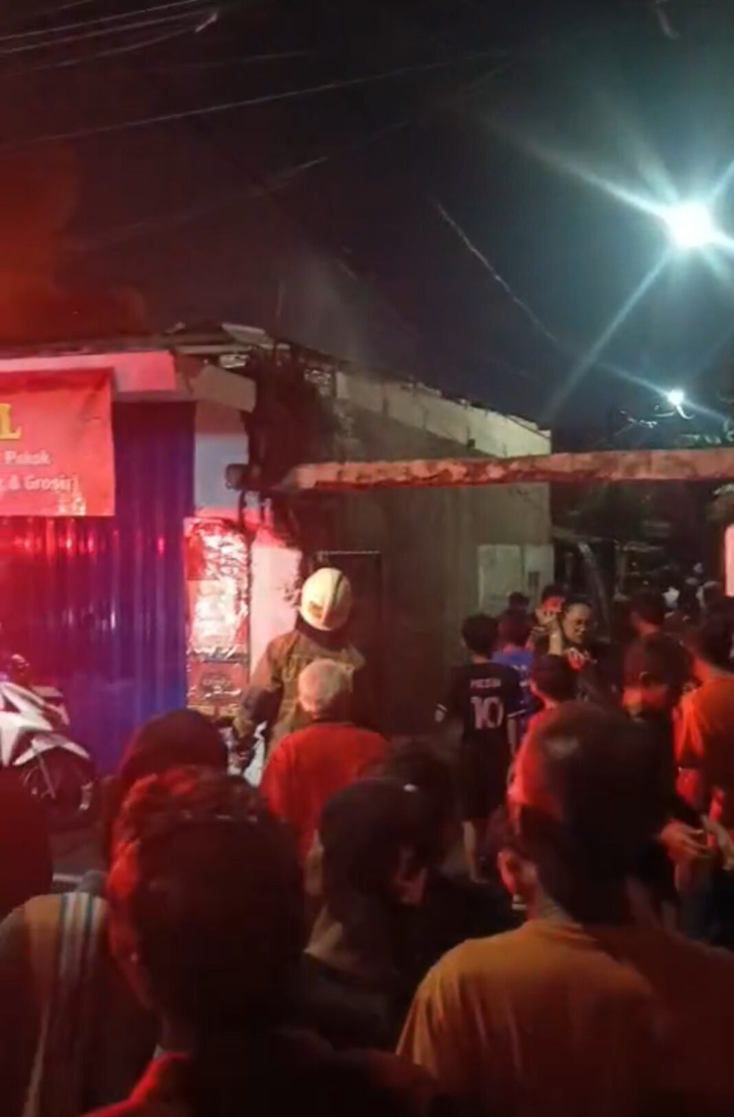 Kebakaran Besar Landa Permukiman Kramat Senen, 30 Unit Damkar dan 92 Personel Dikerahkan Kebakaran Besar Landa Permukiman Kramat Senen, 30 Unit Damkar dan 92 Personel Dikerahkan