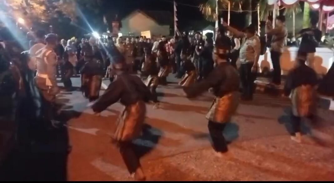 Aktraksi Silat Geulumbang Ikut Mewarnai Malam HUT Kota Meulaboh ke 438, Budaya Lokal Tampil Memukau Aktraksi Silat Geulumbang Ikut Mewarnai Malam HUT Kota Meulaboh ke 438, Budaya Lokal Tampil Memukau