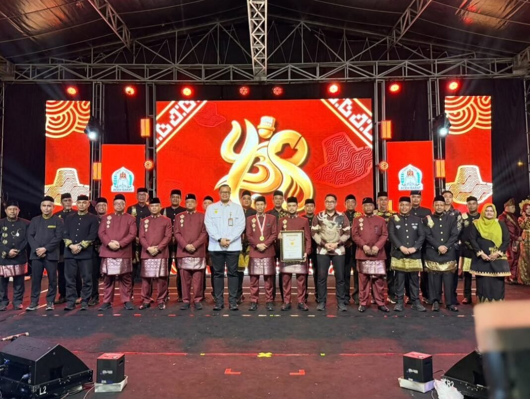 HUT ke 438 Kota Meulaboh Resmi di Tutup,Jiep Kopi Khop Raih Rekor MURI HUT ke 438 Kota Meulaboh Resmi di Tutup,Jiep Kopi Khop Raih Rekor MURI